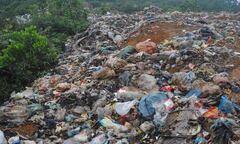 Hà Tĩnh: Biến nghĩa trang thành bãi rác